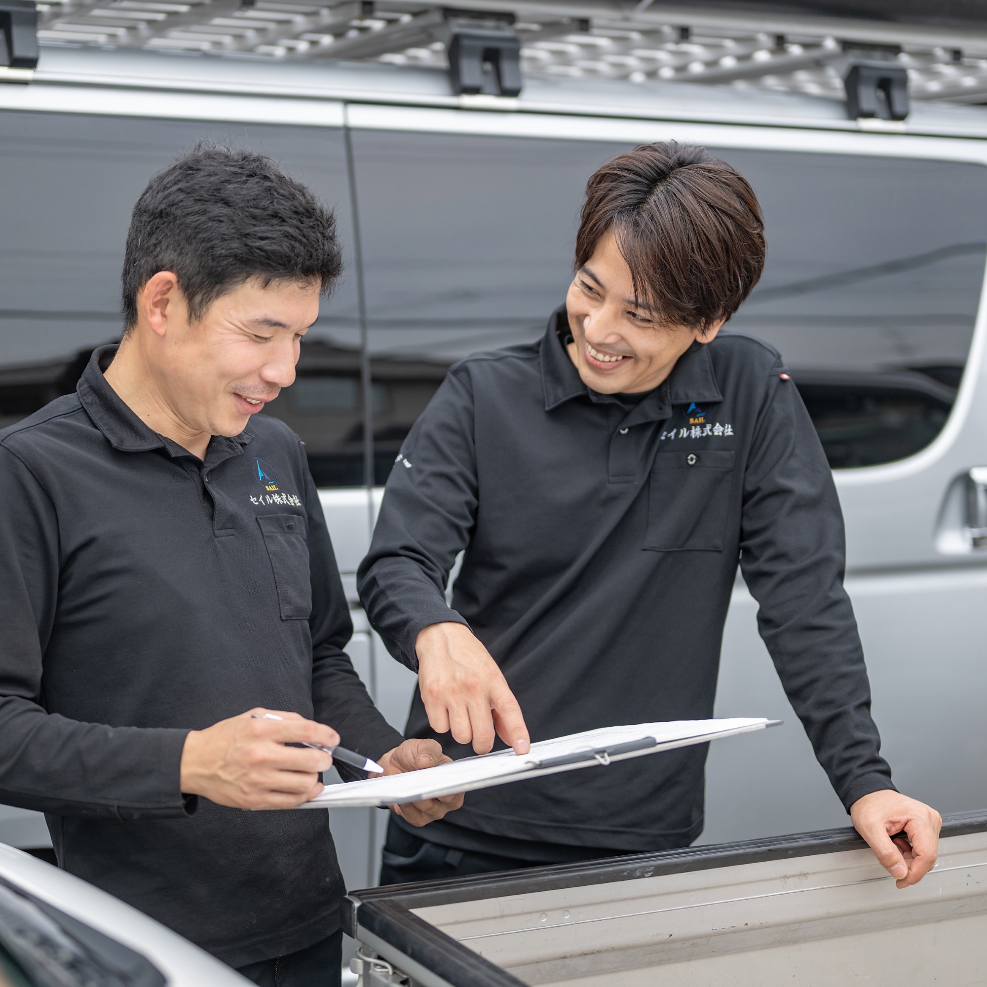 複数人で現場に入っている様子